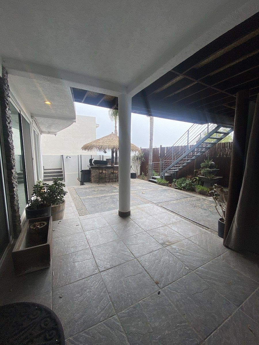 40 de 47: Patio amplio con área de lavado y medio baño