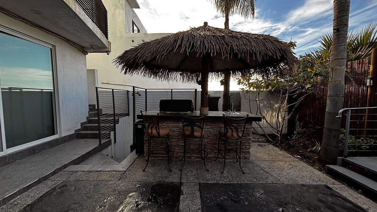 39 de 47: Palapa con asador y fuente y barril para botellas de vino