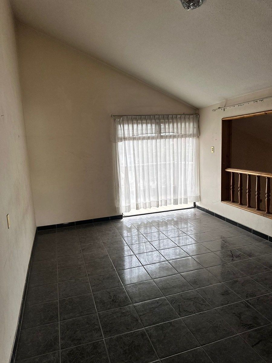 4 de 13: Recamara con vista a la sala