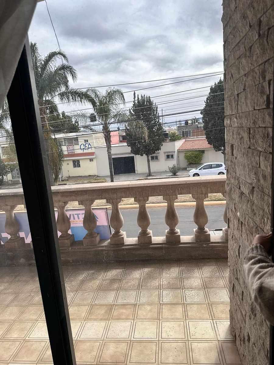 13 de 13: balcón hacia patio exterior