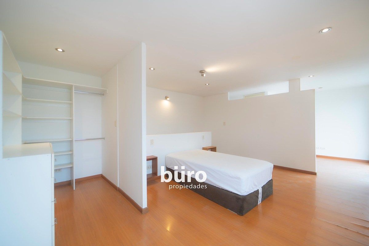 12 de 17: Amplio dormitorio