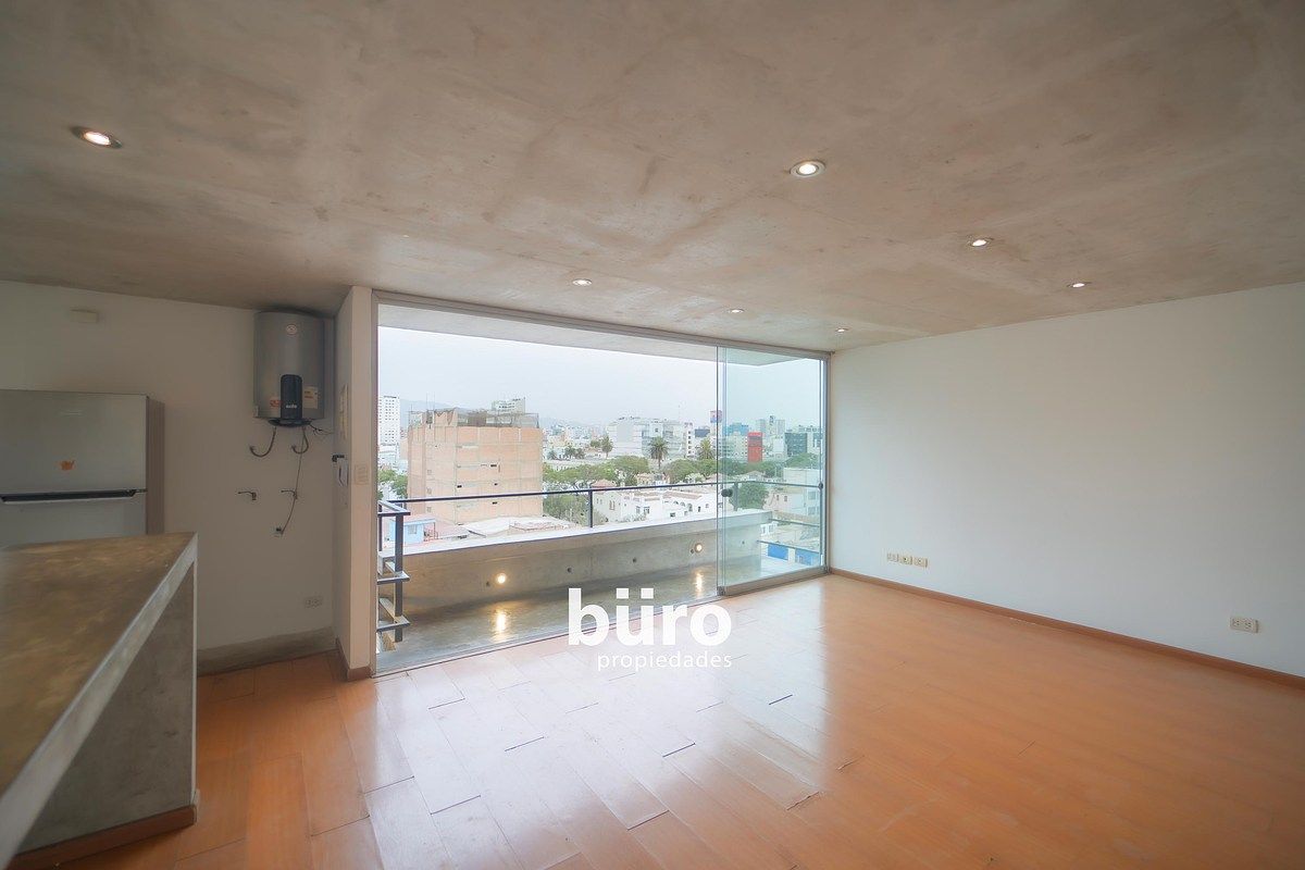 4 de 17: Living-comedor con balcón