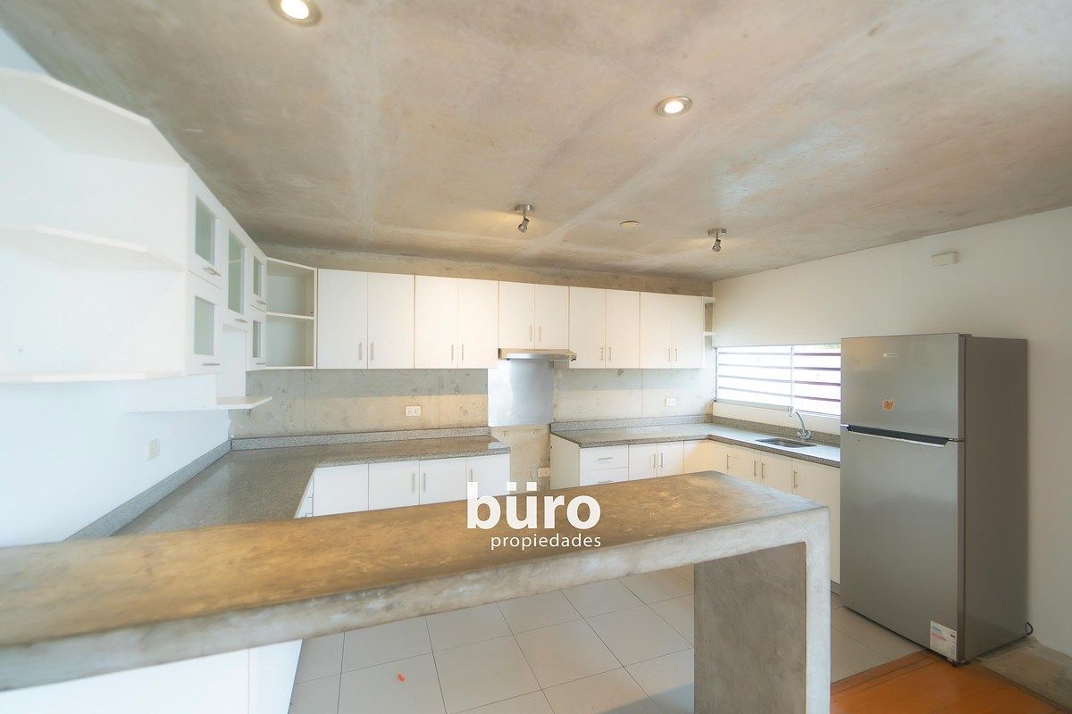 3 de 17: Cocina integrada con barra