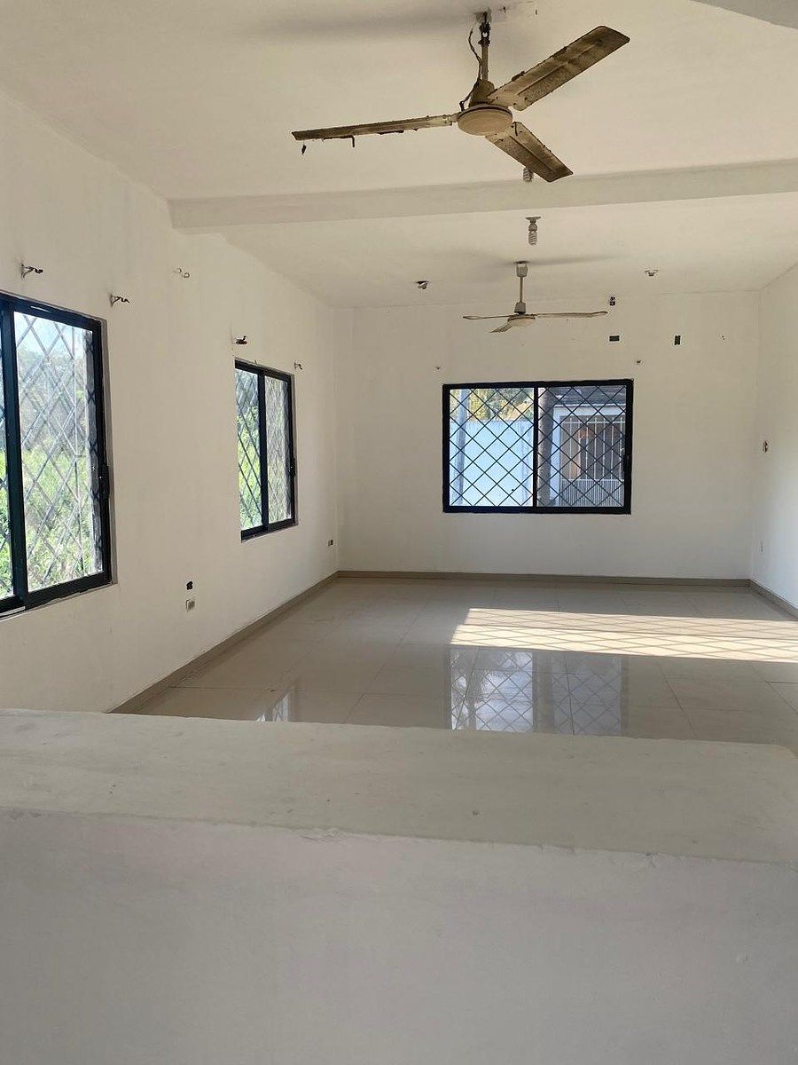 3 de 13: Sala - Comedor, vista desde la cocina