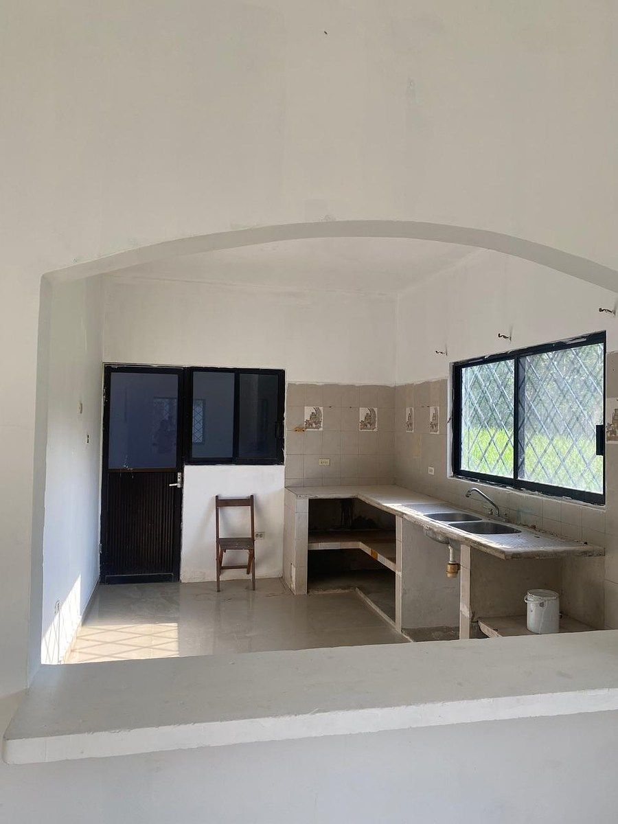 5 de 13: Cocina con acceso al patio de servicio