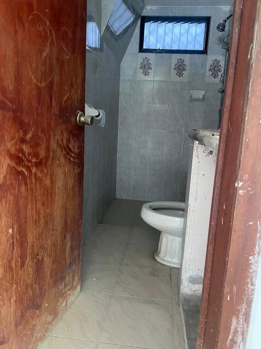 6 de 13: Baño de visitas