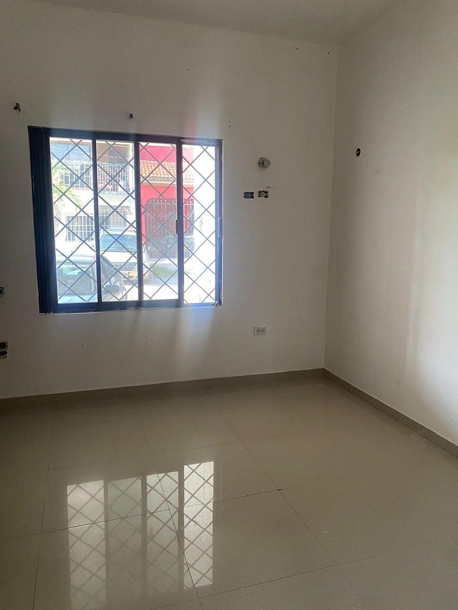 8 de 13: Recamara 1 c/closet, vista al garaje