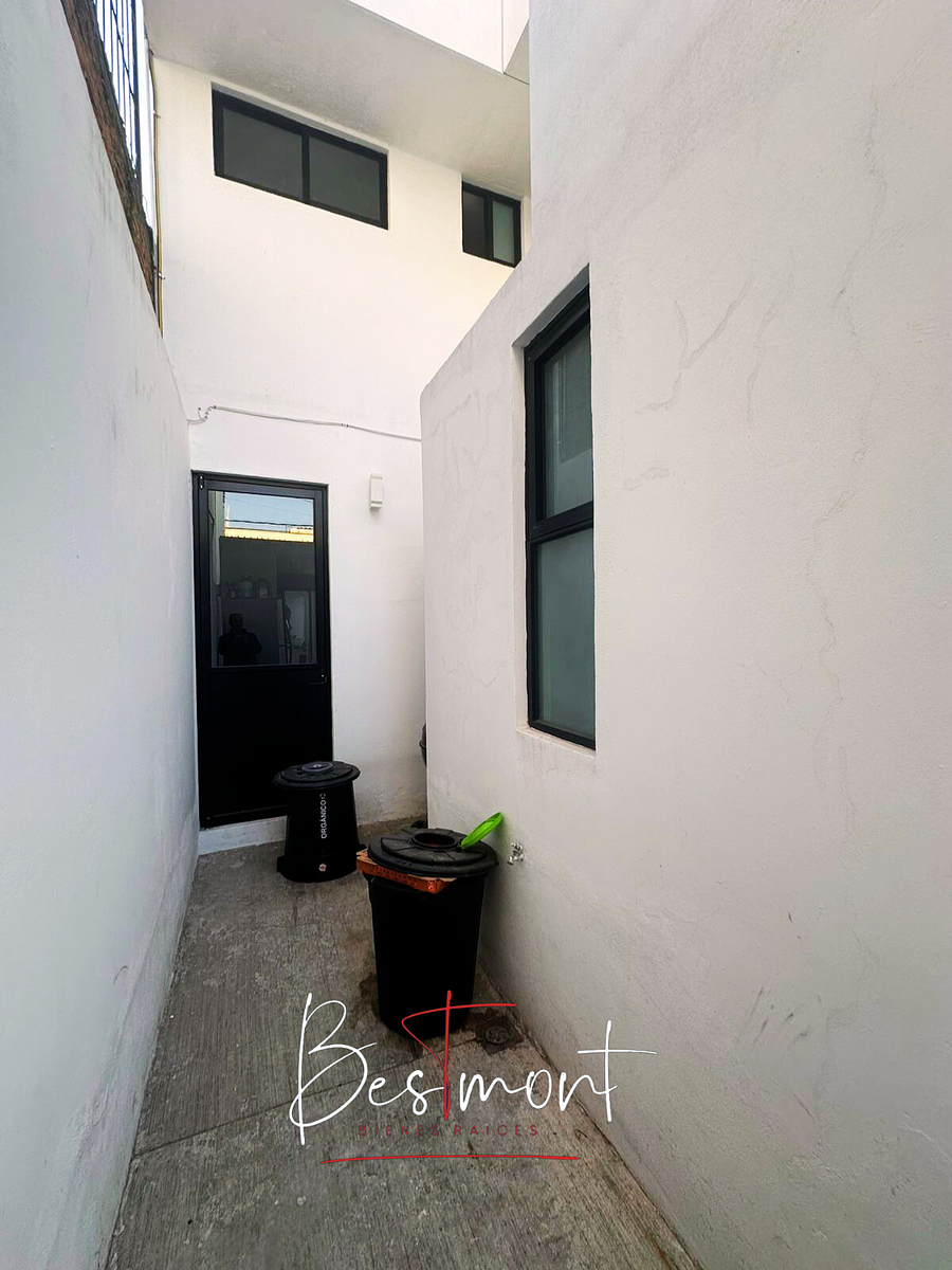 23 de 27: Pasillo de servicio de cochera a cocina