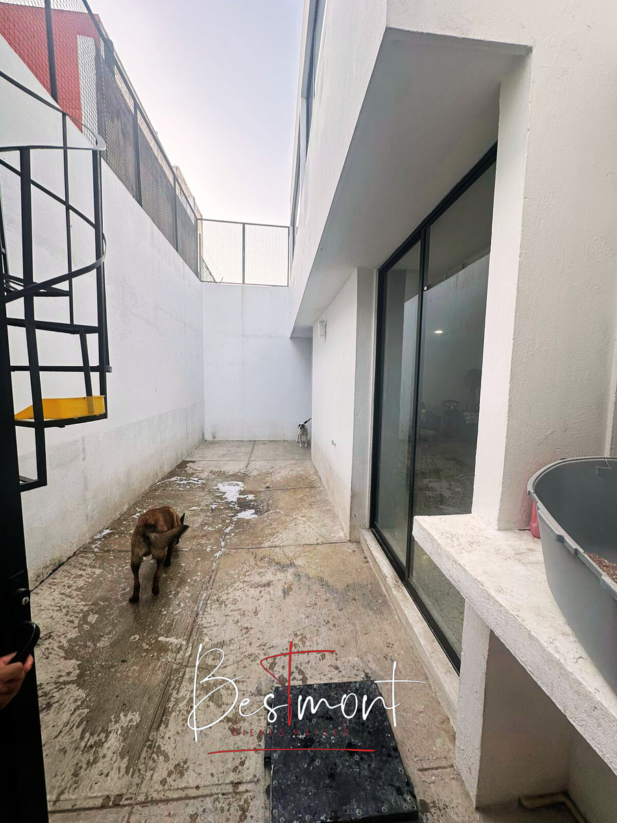 24 de 27: Patio trasero