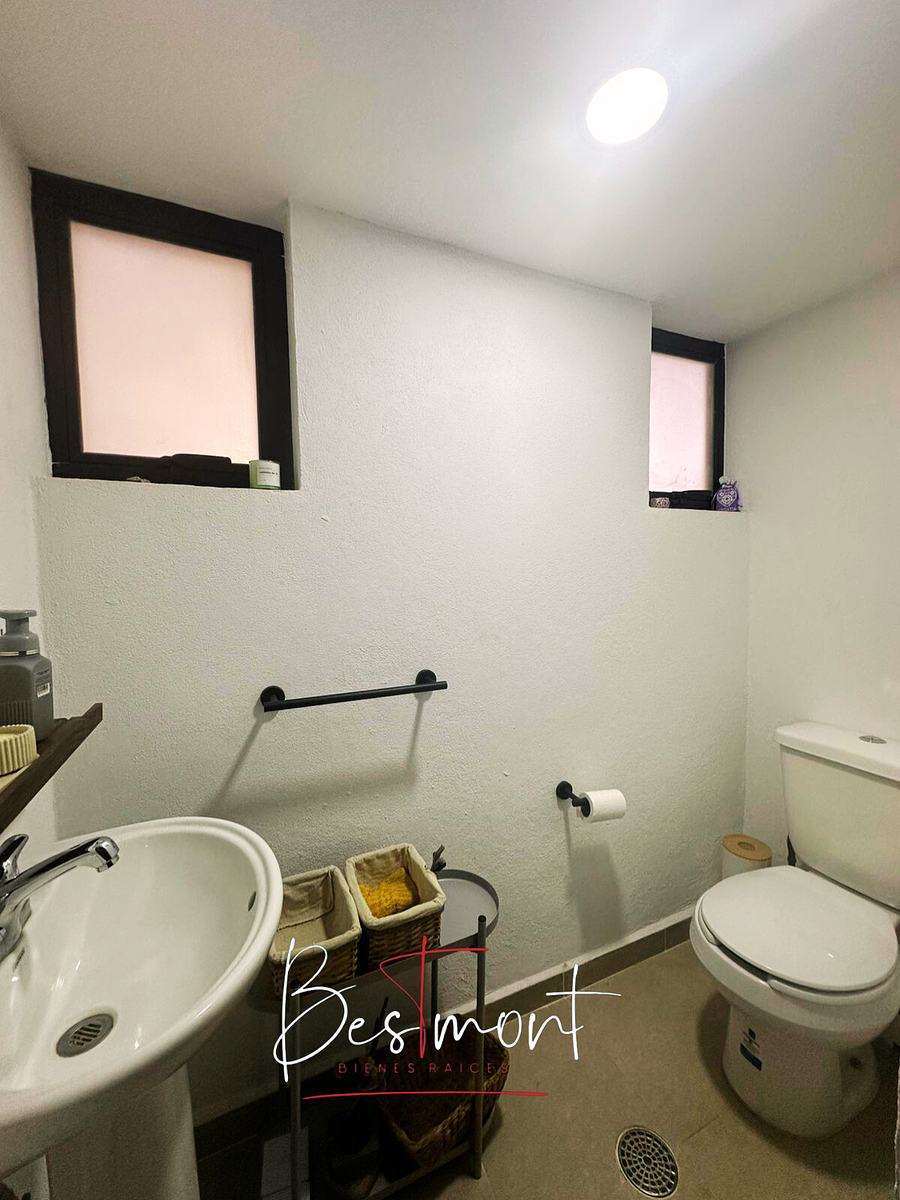 4 de 27: Medio baño de visitas