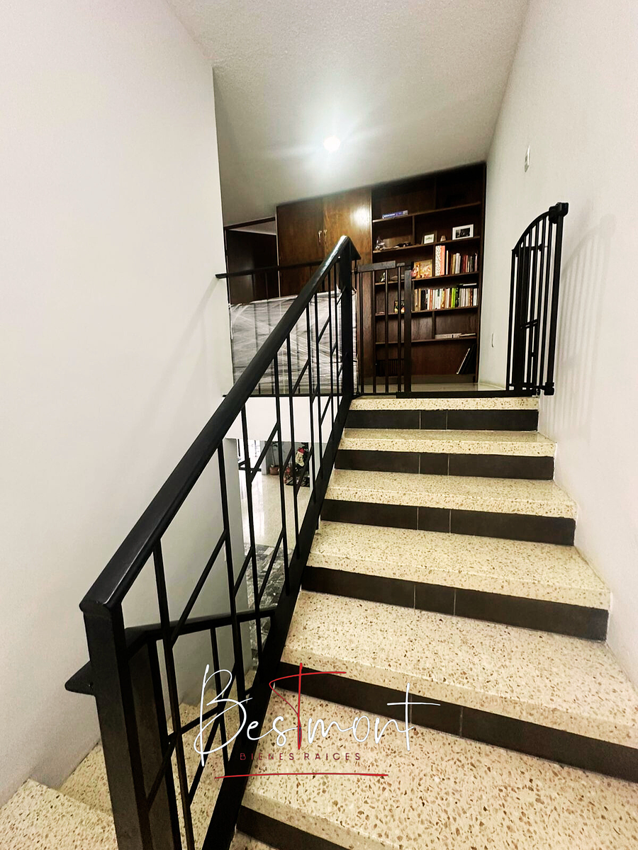 12 de 25: Acceso a planta alta