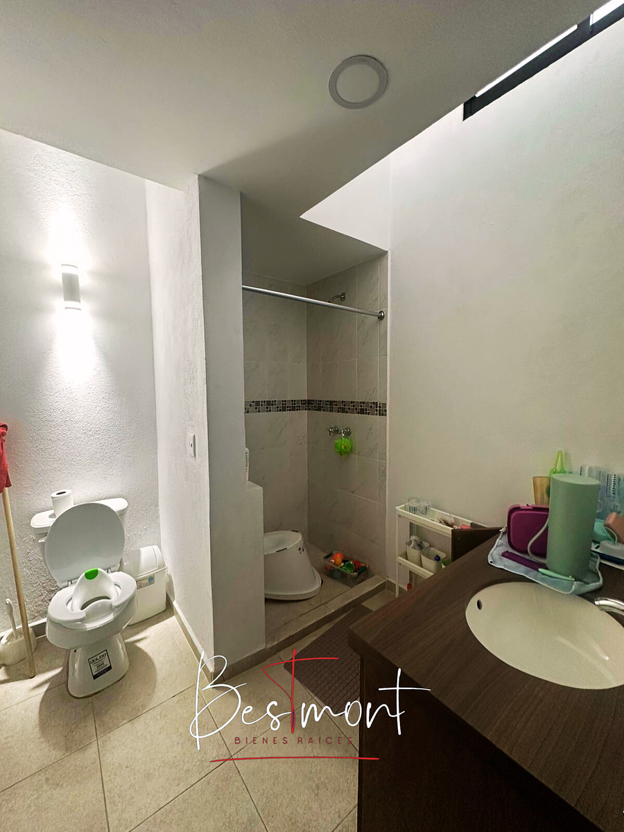 18 de 27: Baño completo compartido recámaras secundarias