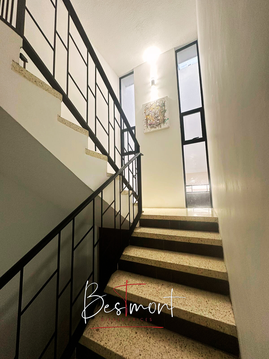 11 de 25: Acceso a planta alta