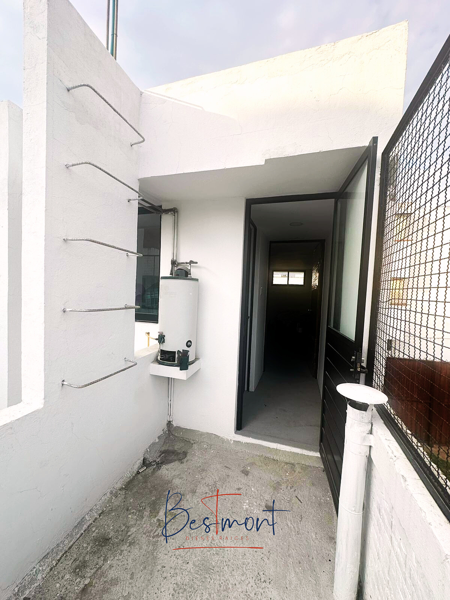 26 de 27: Entrada a bodega y cuarto de servicio