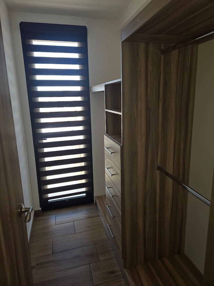 1 de 9: Armario de la Recamara Principal con Balcon Pequeño