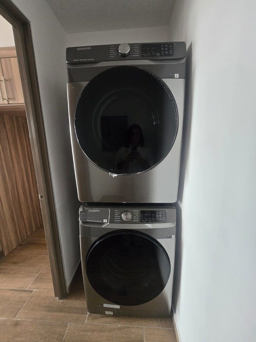 6 de 9: Cuarto de Servicio con Lavadora y Secadora