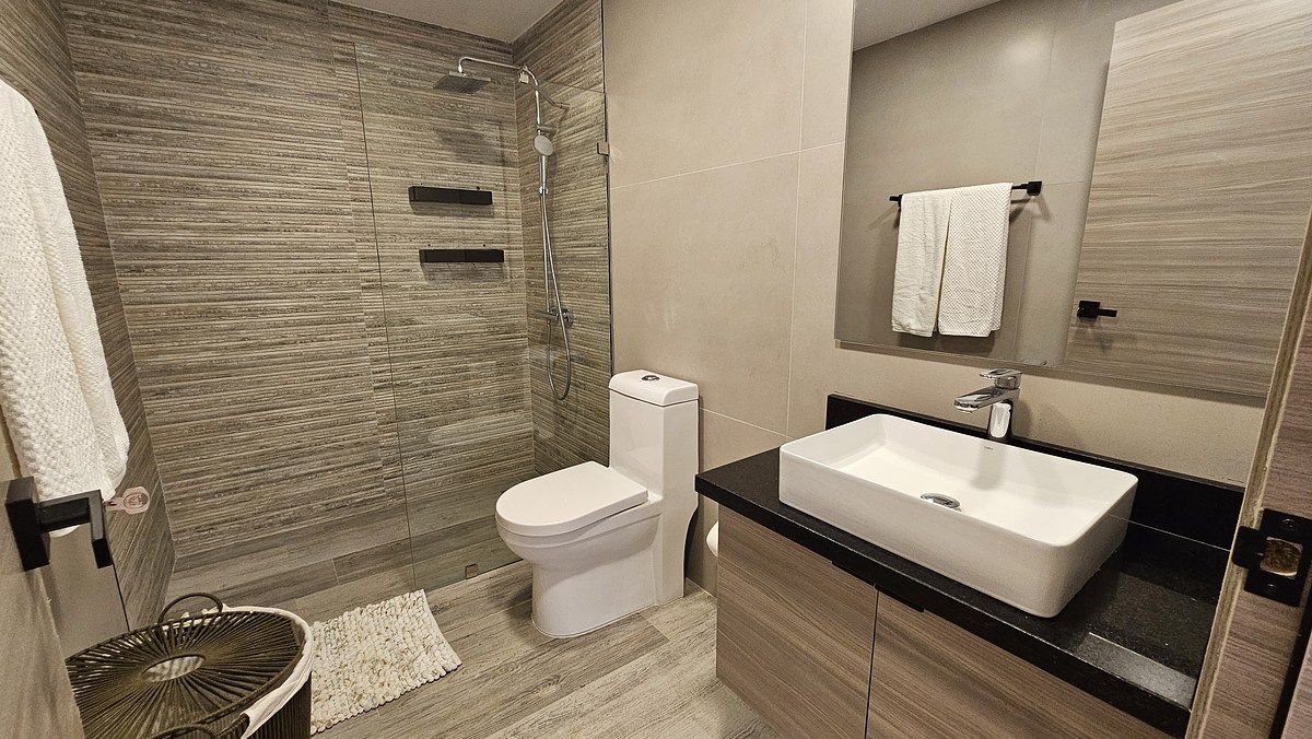 10 of 11: Main bathroom