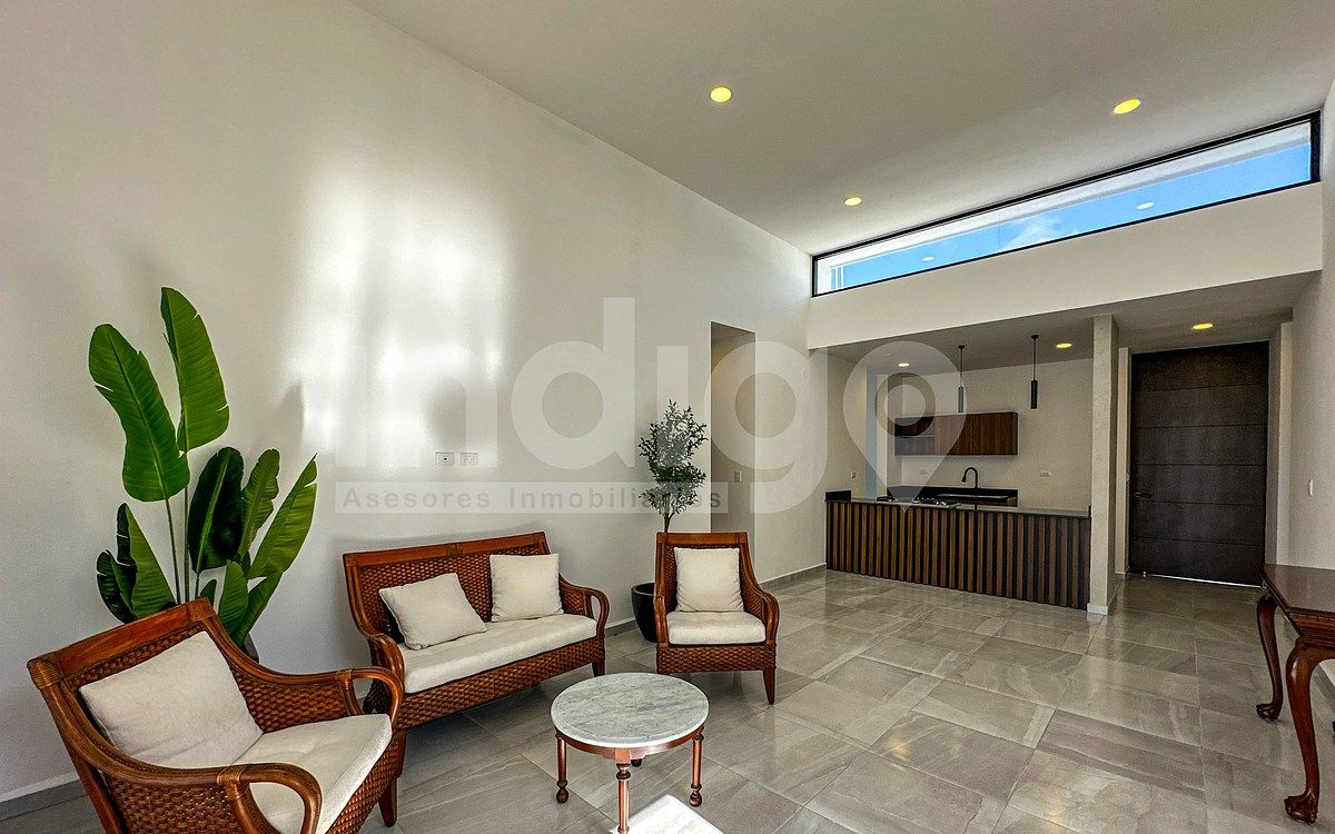 7 de 49: Sala / Comedor con Techos a Altura y Media