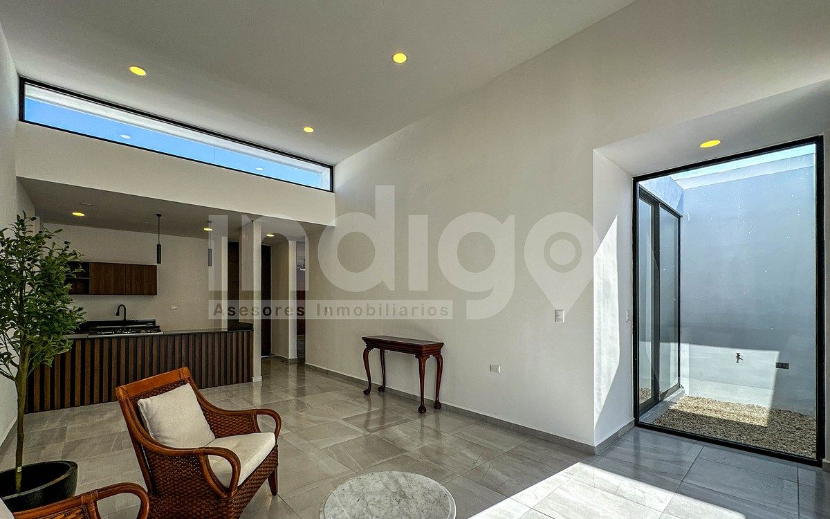 9 de 49: Sala / Comedor con Techos a Altura y Media