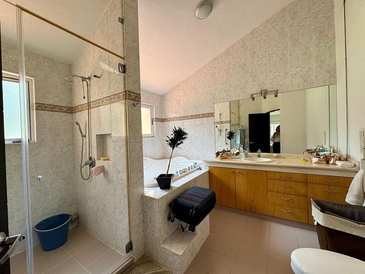 15 de 23: baño principal con jacuzzi