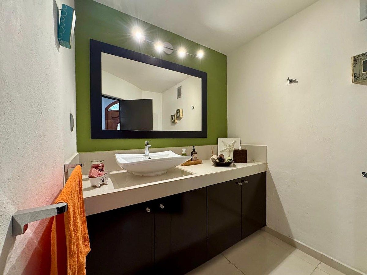 12 de 23: baño de visitas