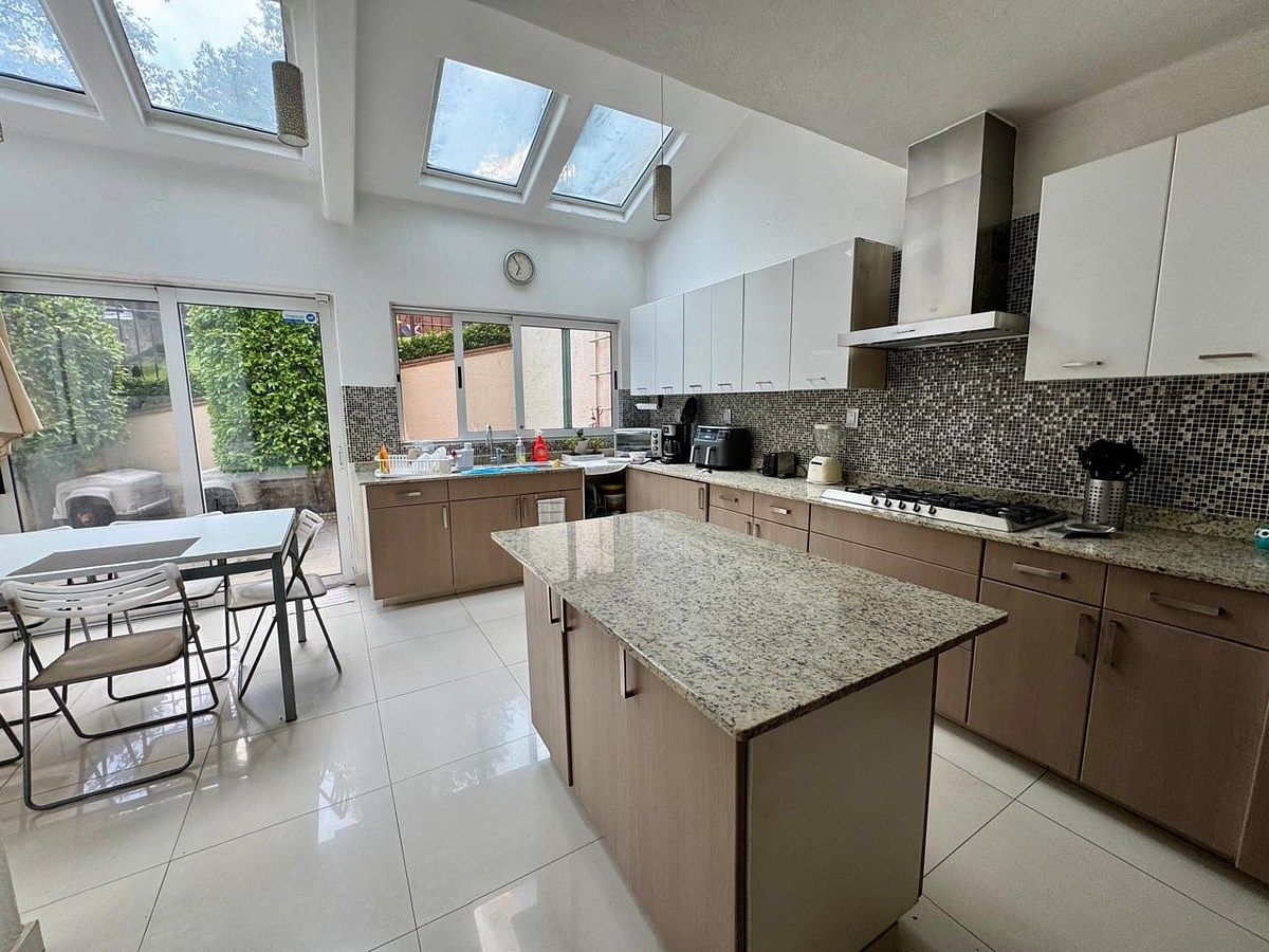 8 de 23: cocina con desayunador e isla