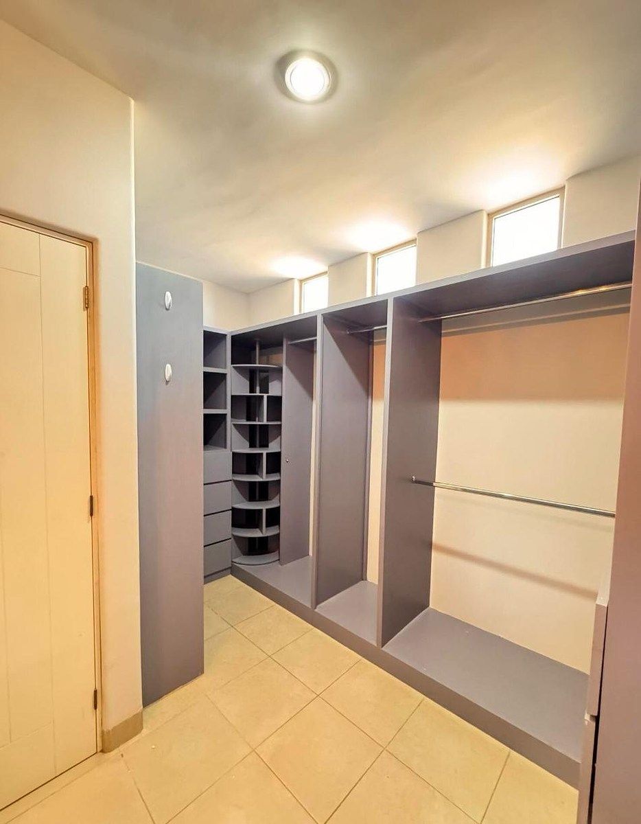5 de 21: WALK-IN CLOSET