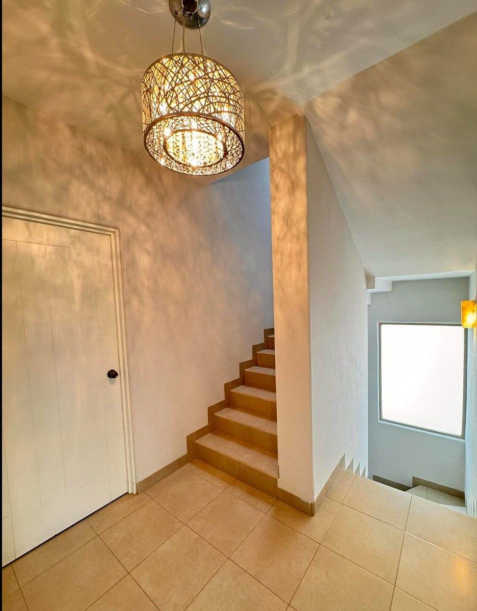 9 de 21: ESCALERAS AL ROOFTOP