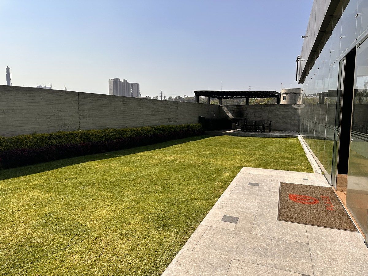 27 de 38: Jardín con asadores