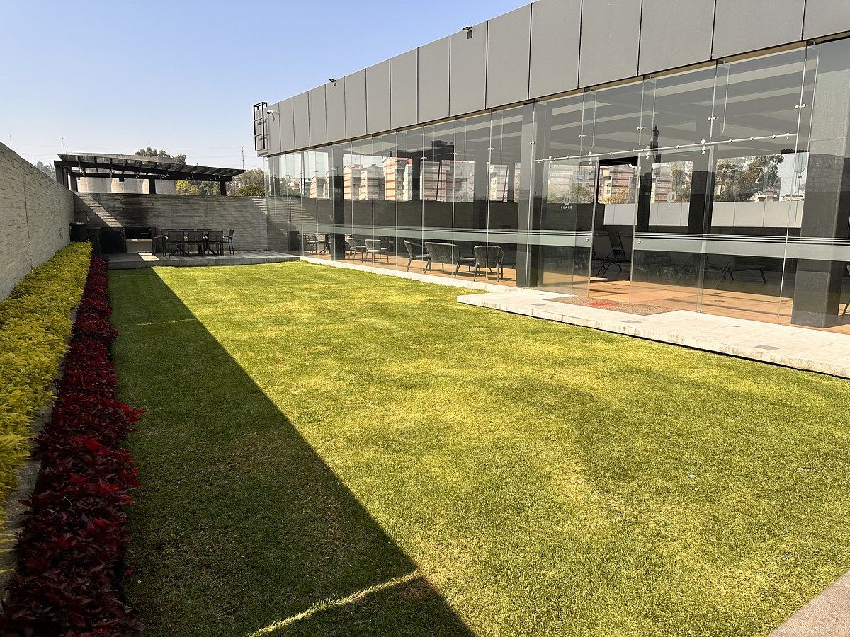 28 de 38: Jardín con asadores