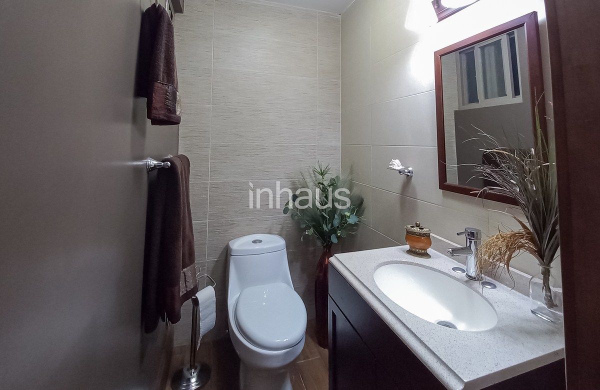 3 de 20: MEDIO BAÑO DE VISITAS