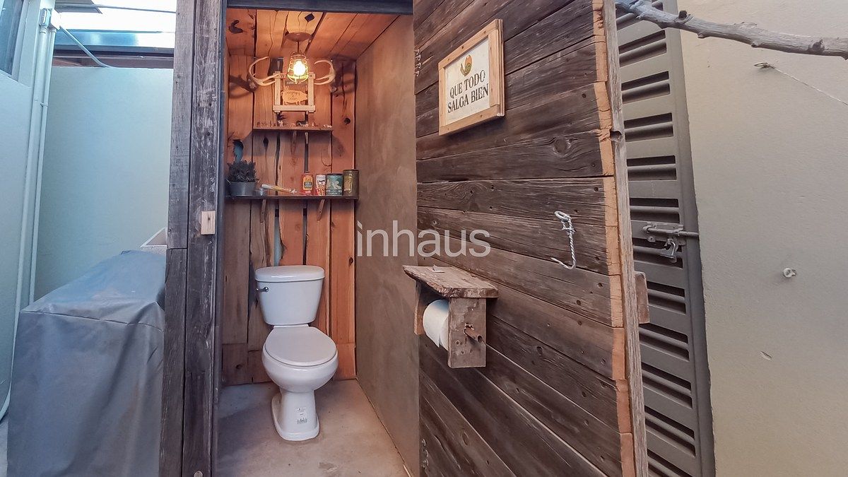 20 de 20: MEDIO BAÑO EN PATIO