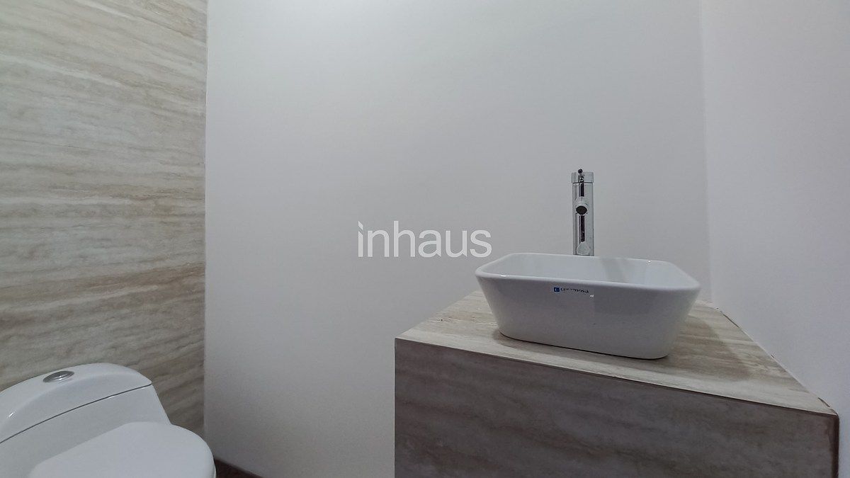 3 de 23: MEDIO BAÑO DE VISITAS