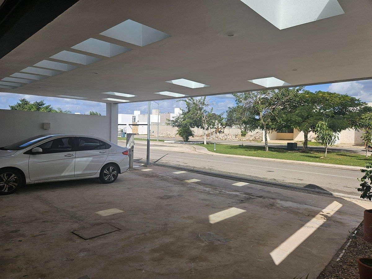 3 of 12: estacionamiento techado para 3 autos