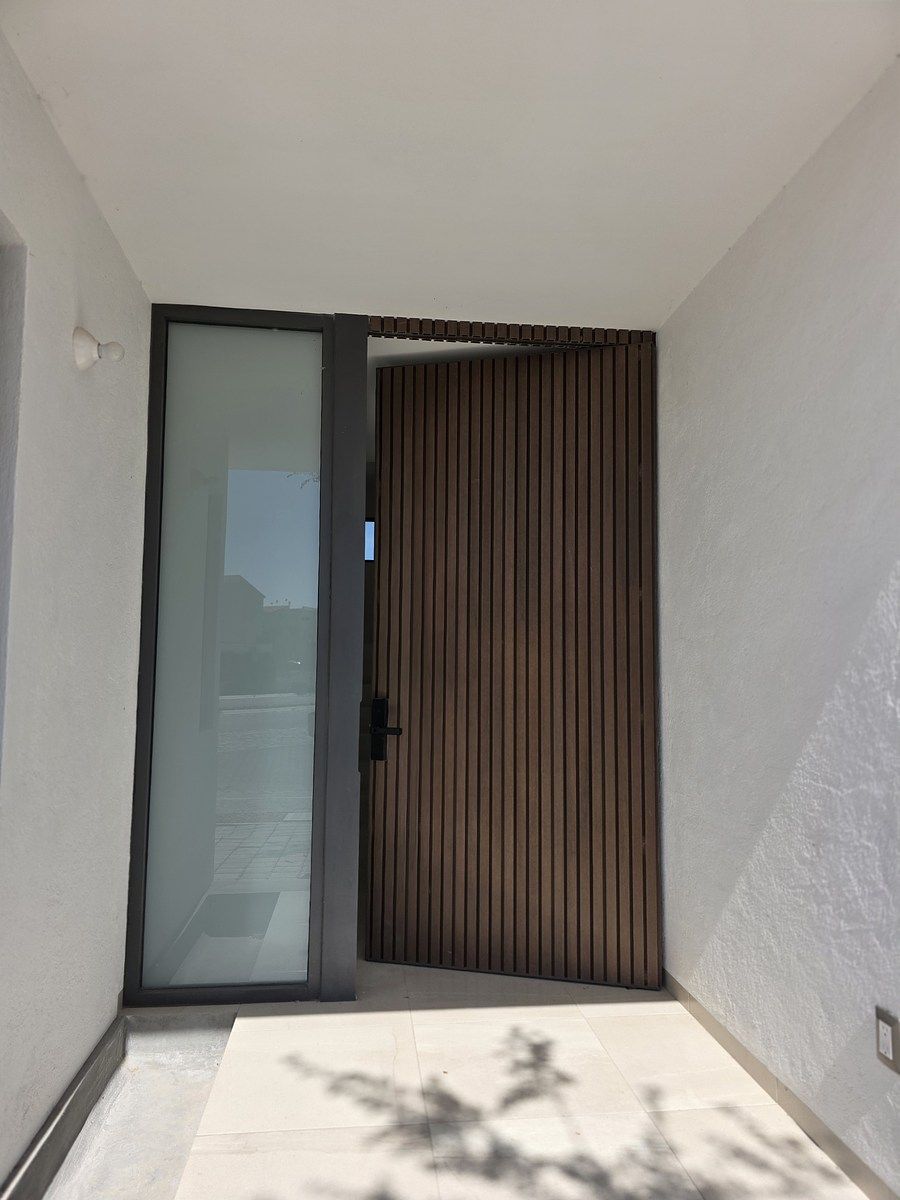 2 de 33: puerta principal