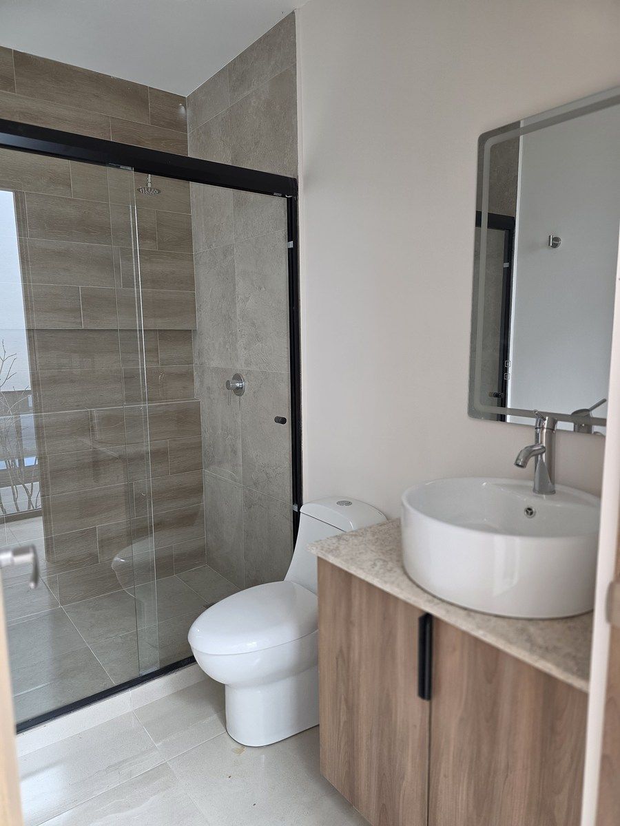 4 de 33: baño completo en nivel de calle