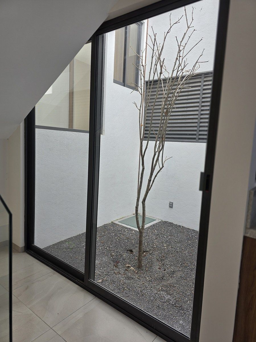 6 de 33: jardín interior (cubo de luz)