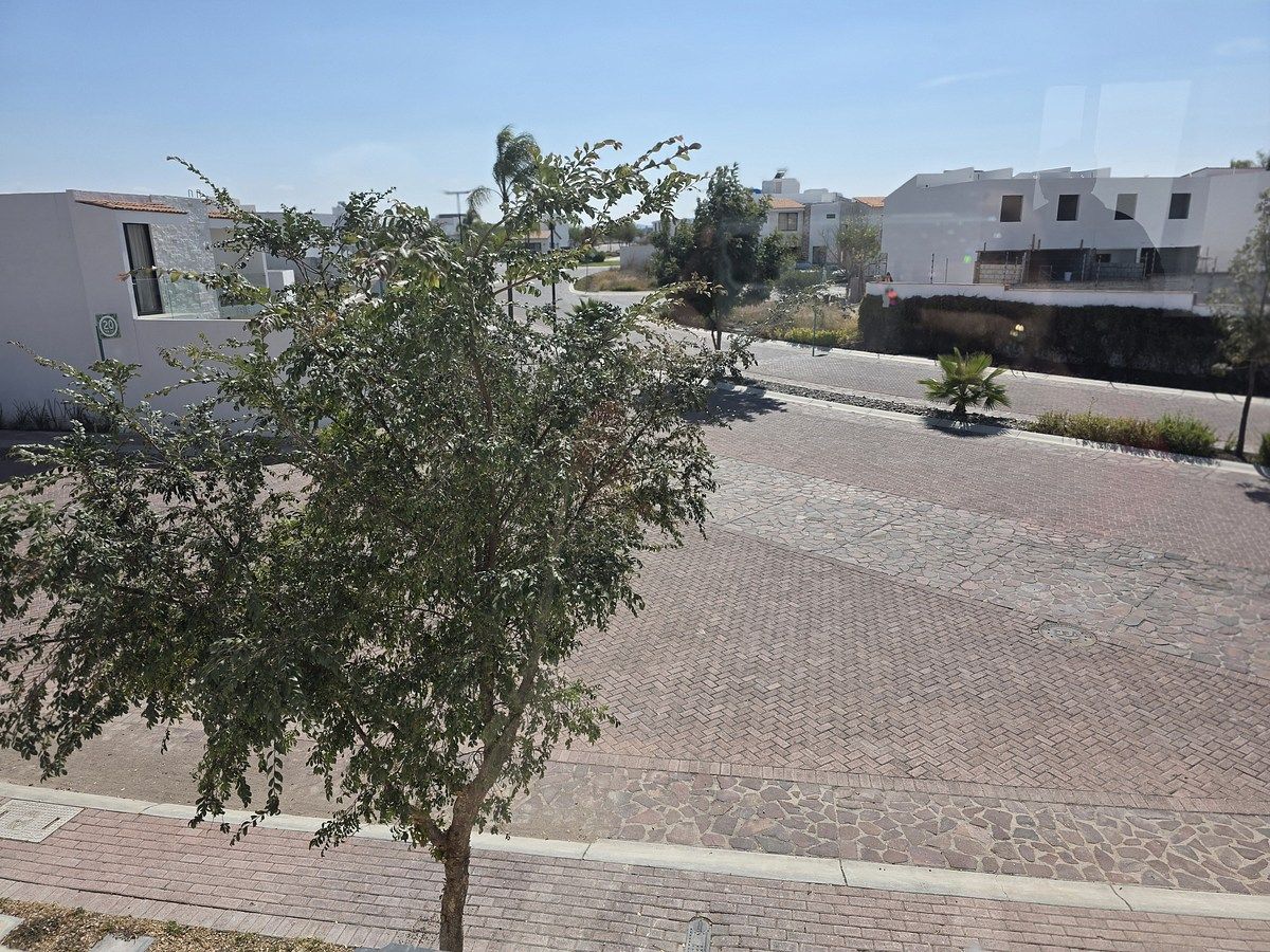 25 de 33: vista frontal de la casa