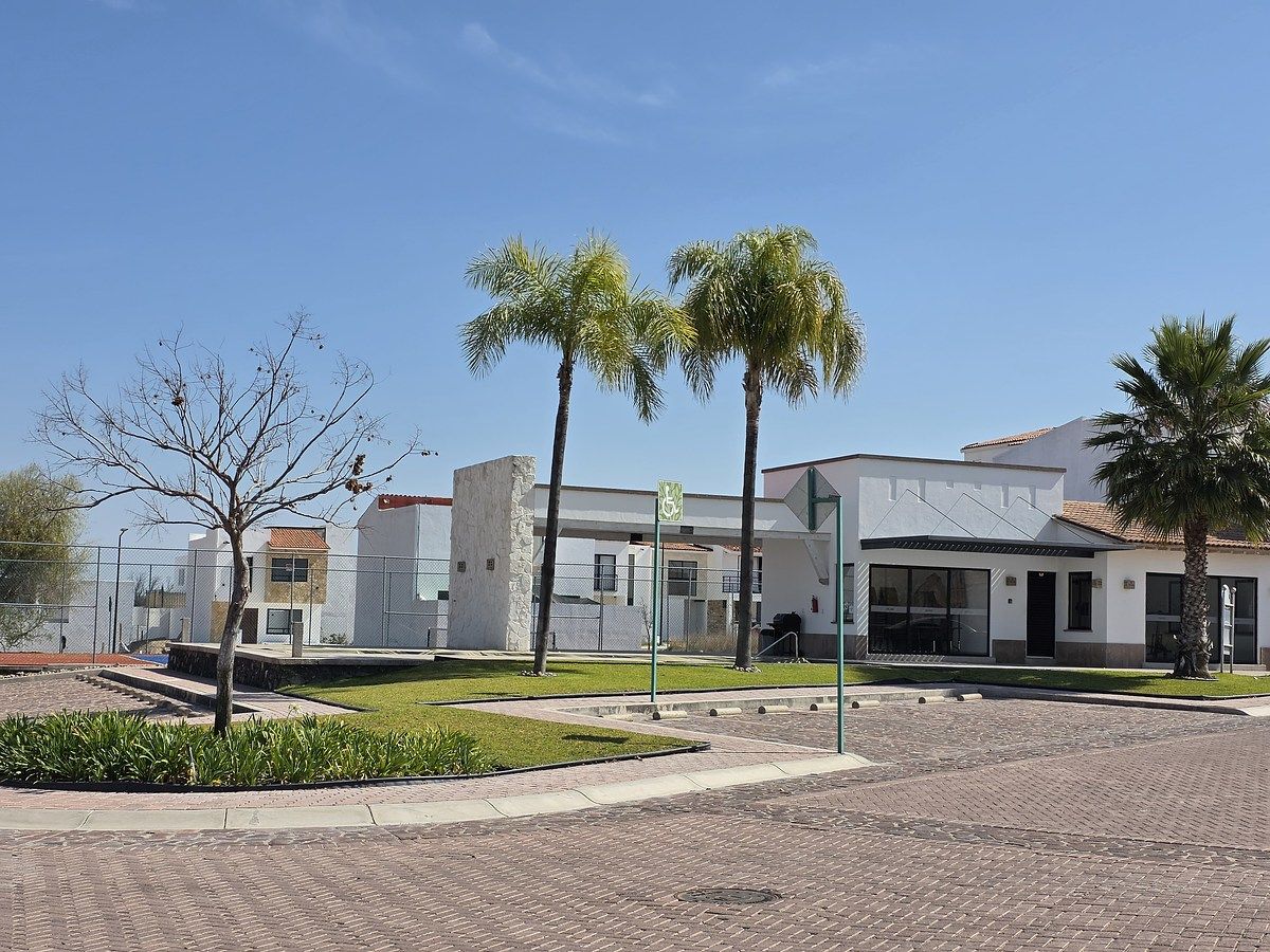 29 de 33: casa club del condominio, a 100 metros