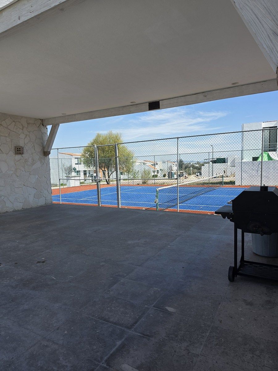 33 de 33: cancha de tennis y area de asadores