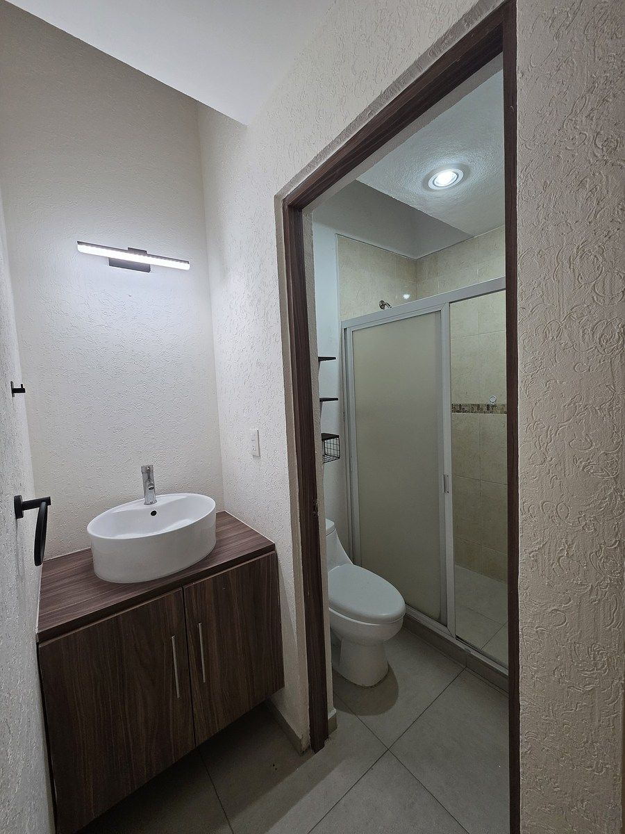 9 de 17: BAÑO COMPARTIDO RECAMARAS