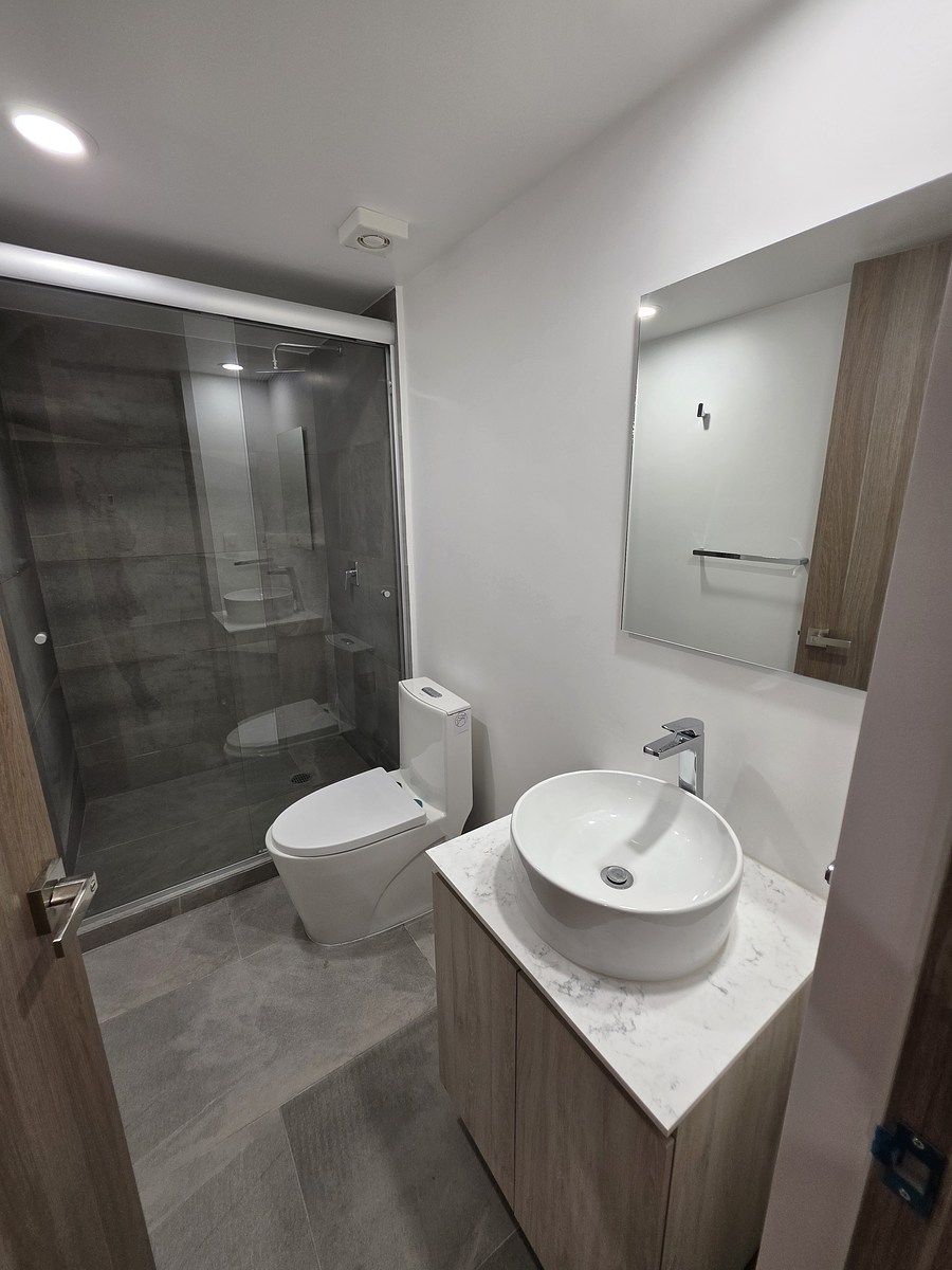 6 de 16: Baño visitas y recámara secundaria