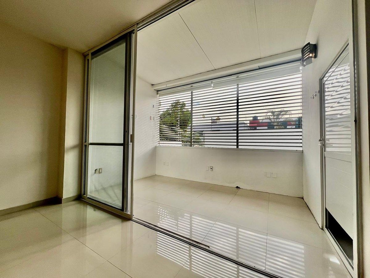 7 de 19: Patio- Balcón