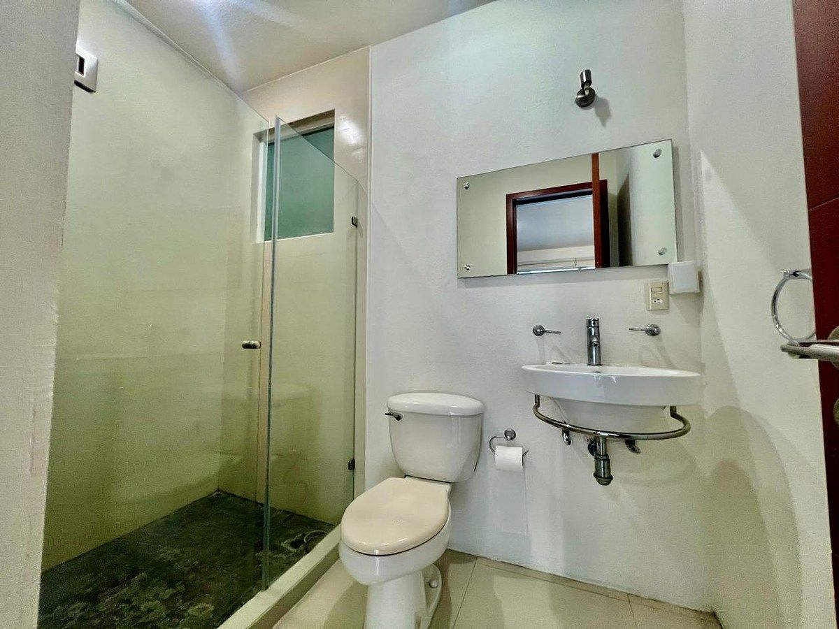 16 de 19: 2 baño completo (3 nivel)