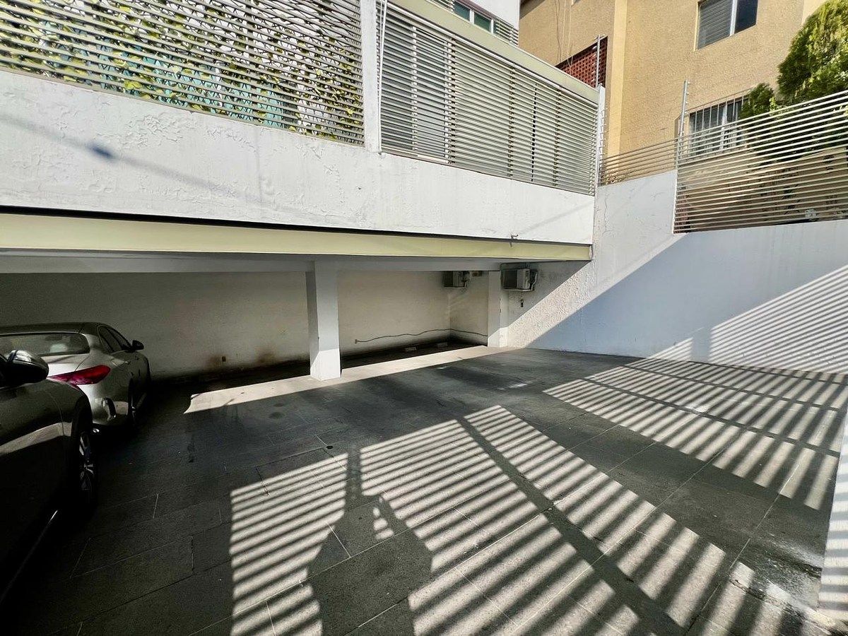 4 de 19: Estacionamiento 2 autos frente a la calle.