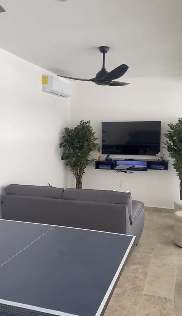 27 de 34: Área de juegos y tv