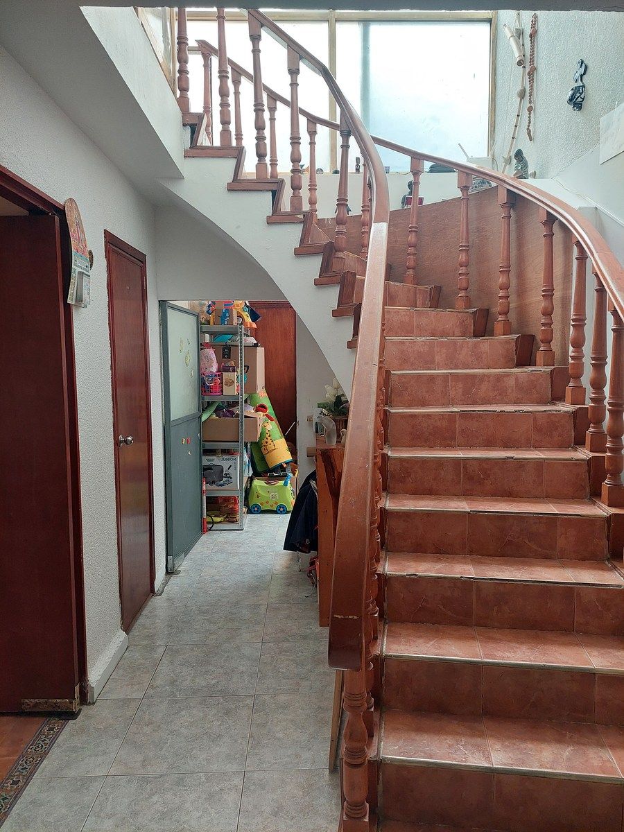 8 de 15: Escalera principal