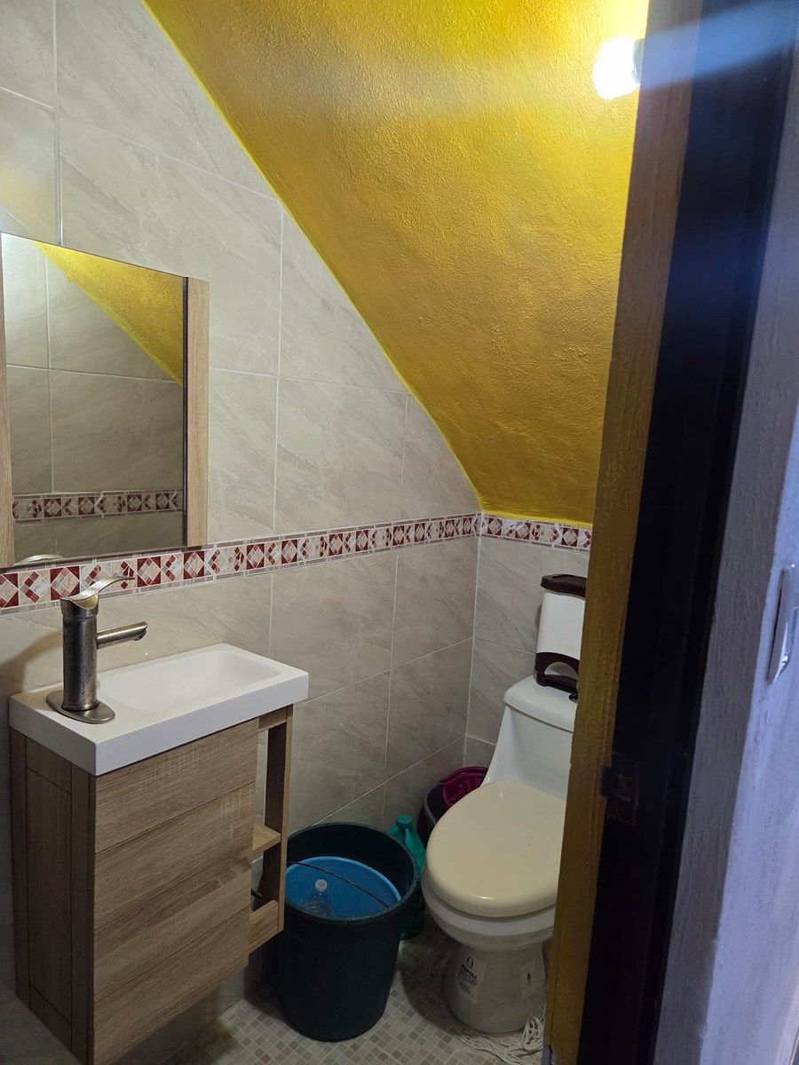 17 de 19: medio baño de visitas bajo escaleras de la entrada