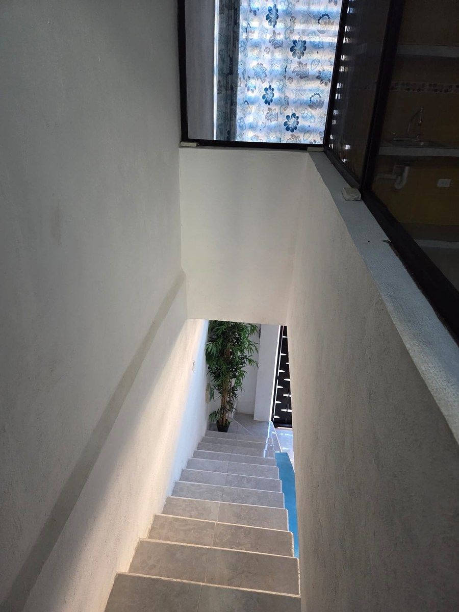 4 de 19: escaleras acceso a habitacion independiente