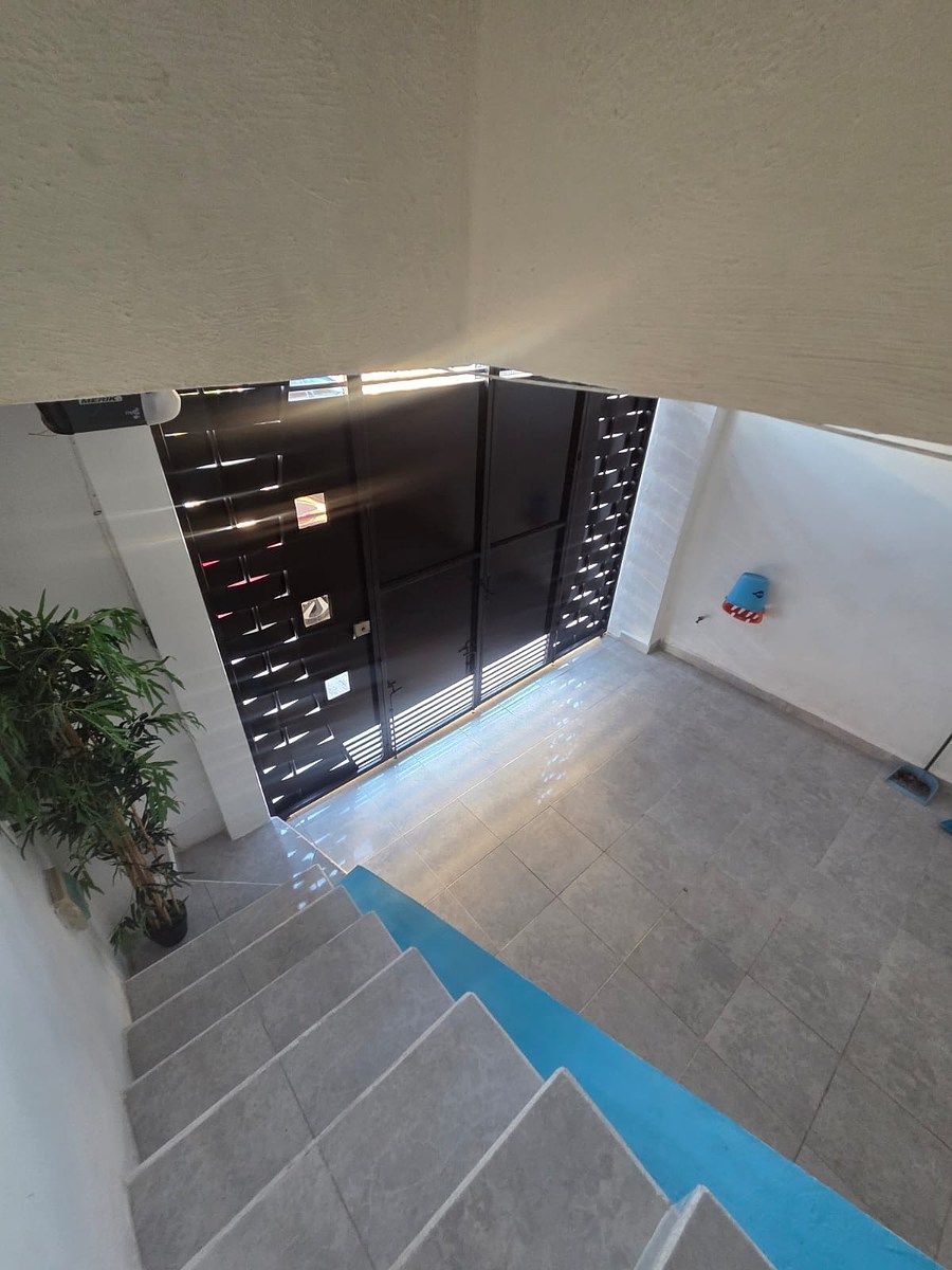 3 de 19: escaleras independientes en el porch